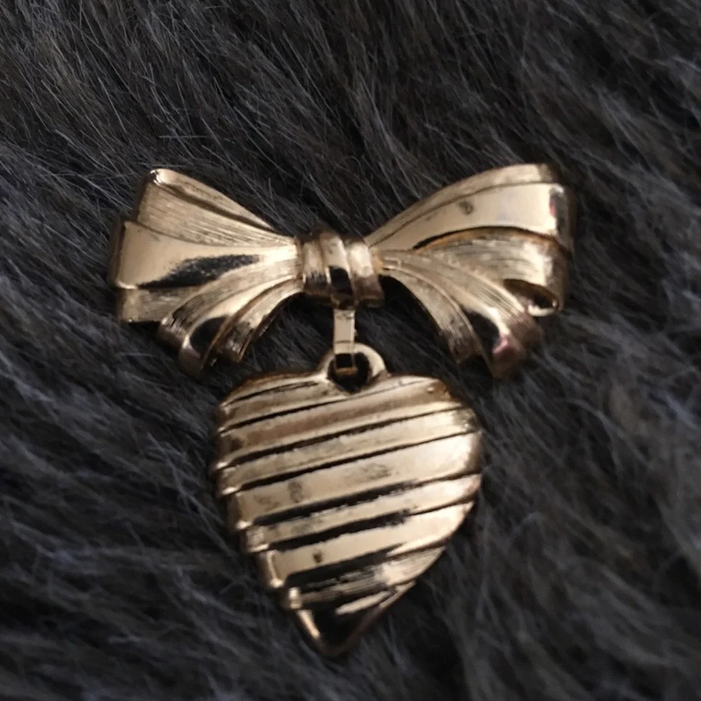 Vintage 80s Avon gold tone heart bow brooch pin